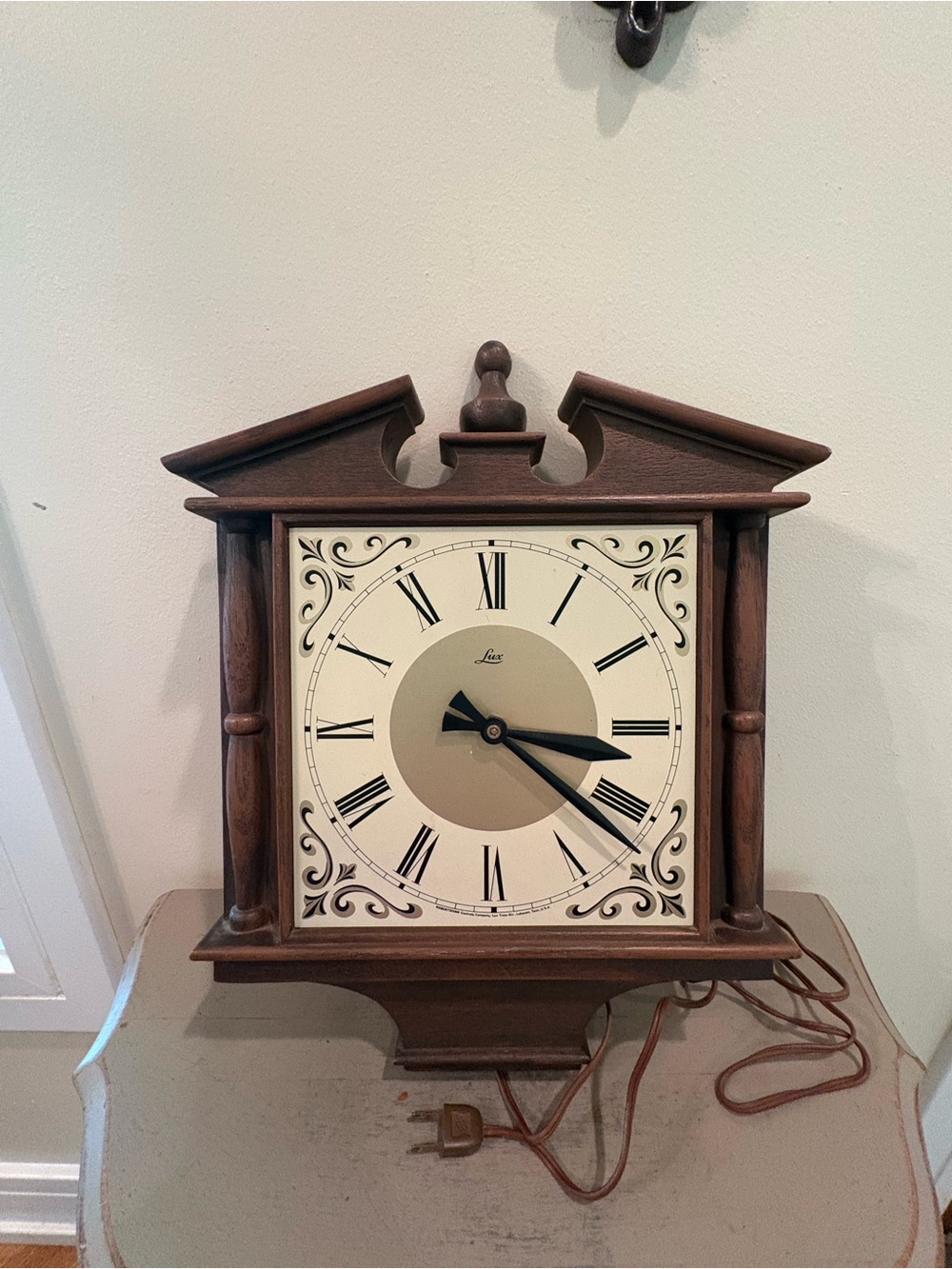 VTG Robert Shaw Plastic Wood Grain Electric Wall Clock